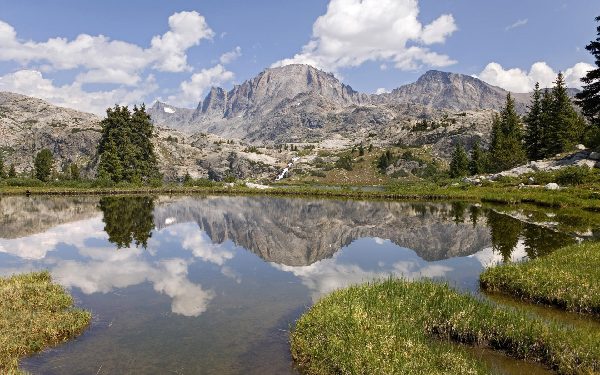 USA; Wyoming; Bridger National Forest; Bridger Wilderness; Wind River Range; Tarn by Island Lake - Credit as: Don Paulson, www.donpaulson.com